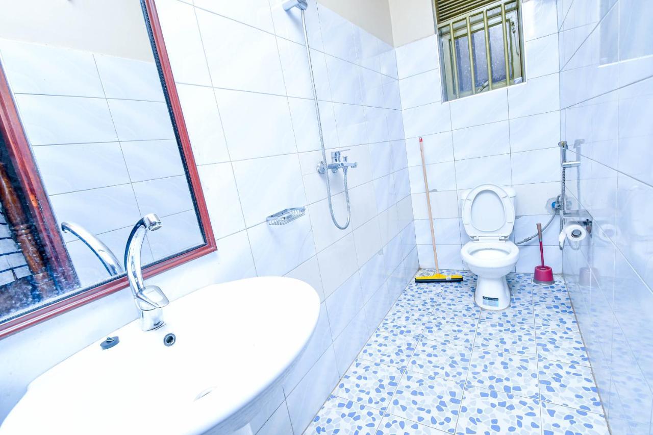 Peace Of Mind Suites Entebbe Esterno foto