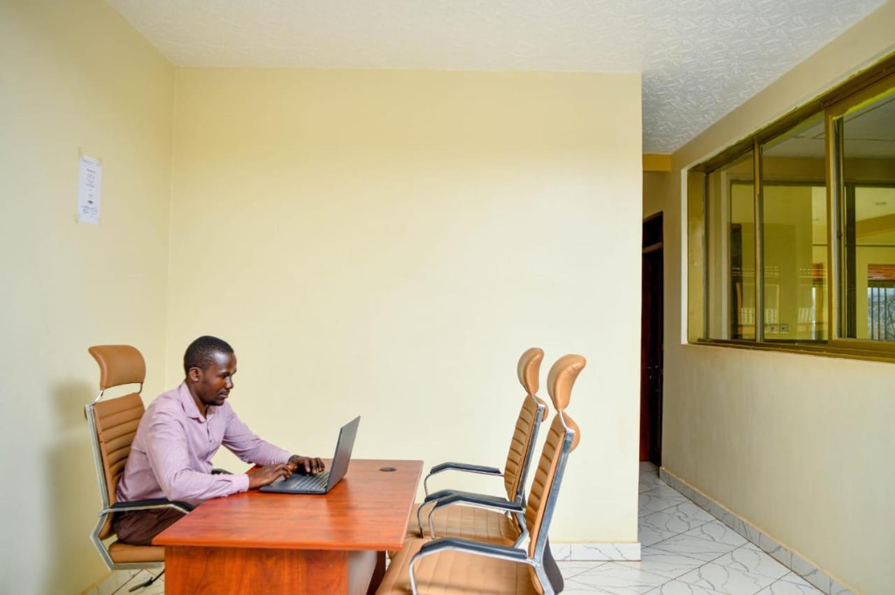 Peace Of Mind Suites Entebbe Esterno foto